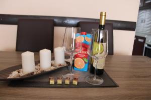 里耶卡Apartman Lovro的一张桌子,上面放着两杯酒和一瓶葡萄酒