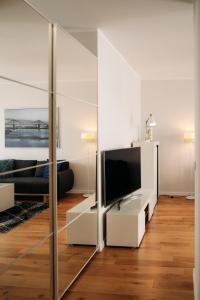 科希切日纳Apartament 15的一间带电视和镜子的客厅