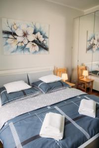 科希切日纳Apartament 15的一间卧室配有蓝色的床和两个枕头