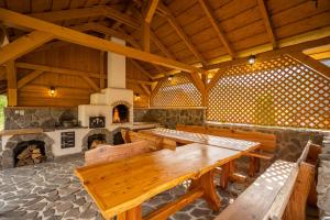 斯祖贝莱克Chalet Zuberec, 5 apartments, jacuzzi, sauna, mountains的大房间设有木桌和壁炉