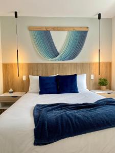 魁北克市Appart hôtel Le Saint-Anselme的一间卧室配有一张带蓝色毯子的大床