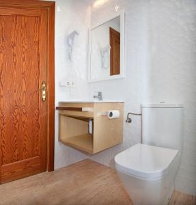 阿尔库迪亚港Mar Blau的一间带白色卫生间和木门的浴室