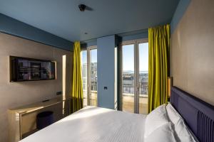 米兰HD8 Hotel Milano的一间卧室设有一张床和一个大窗户