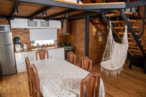 里瓦达维亚海军准将城Paraíso Urbano的客房内的厨房配有桌子和吊床