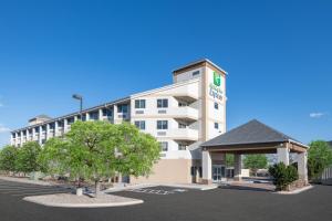 科罗拉多斯普林斯Holiday Inn Express & Suites Colorado Springs-Airport, an IHG Hotel的停车场酒店 ⁇ 染