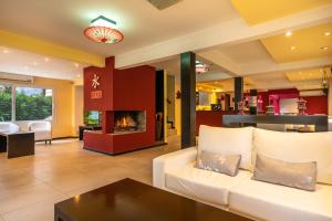 马德拉潘帕斯水之精品酒店的带沙发和壁炉的客厅