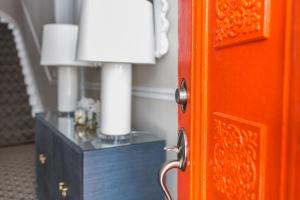 纽波特The Bayberry的橙色的门,房间带台灯桌子