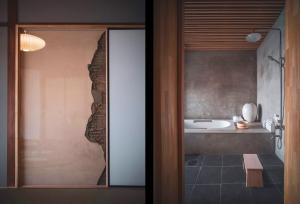 京都Modern Machiya MIBU的一间带玻璃门和浴缸的浴室