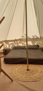 马里蒂玛Farm Glamping tent on Acquaviva Bay的一个带两个垫子的帐篷