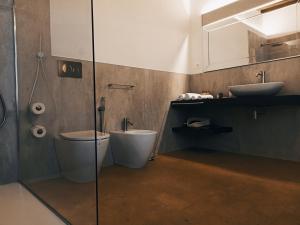 摩德纳La Corte Dei Sogni B&B的一间带卫生间和水槽的浴室