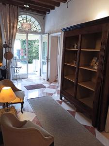 摩德纳La Corte Dei Sogni B&B的客厅设有书架和沙发