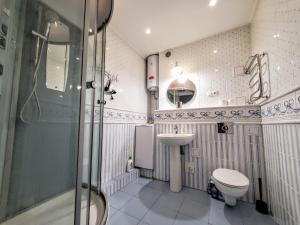 基辅Golosievo residence 60m2的带淋浴、卫生间和盥洗盆的浴室