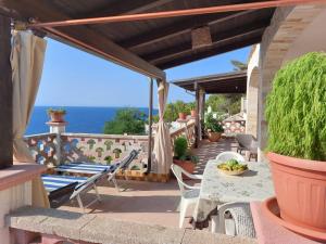 科尔萨诺Salvia的一个带桌椅的庭院和大海