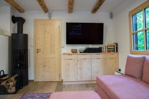 博希尼Chalet TISA的客厅设有平面电视和门。