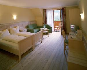 Breitenau am Hochlantsch霍夫鲍尔宾馆的一间卧室设有一张床和一间客厅。