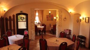 博兹达尔Garni Hotel St Anna的一间在房间内配有桌椅的餐厅