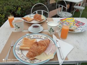 里瓦德塞利亚Hotel Rural El Pagadín的一张桌子,上面放着两盘早餐食品和橙汁