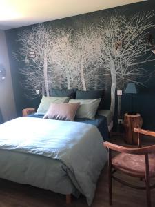 维列莫尔贡La Gatille的一间卧室配有床和树壁画