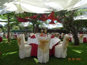 San Miguel de Valero奎拉马山脉酒店的帐篷下为婚礼准备的桌子
