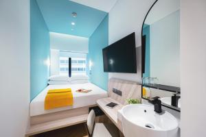 新加坡Furama RiverFront的一间带床和水槽的小卧室