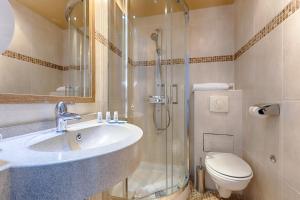巴黎格兰德酒店的带淋浴、盥洗盆和卫生间的浴室