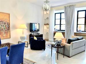 华沙Luxury Apartments MONDRIAN Market Square III的客厅配有两张沙发和一台电视机