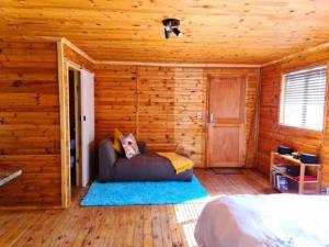 EersterivierHoogeland's Wood Cabins的小木屋内一间卧室,配有一张床