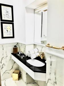 华沙Luxury Apartments MONDRIAN Market Square III的白色的浴室设有水槽和镜子