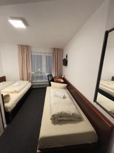 埃森布龙嫩酒店的酒店客房,设有两张床和镜子