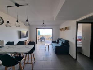 Grosseto-PrugnaLoCorse - Superbe appartement T2 avec une belle vue mer的客厅配有蓝色的沙发和桌子