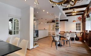 科赫姆泽赫霍夫酒店的厨房以及带桌椅的用餐室。