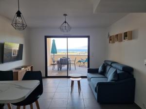 Grosseto-PrugnaLoCorse - Superbe appartement T2 avec une belle vue mer的客厅配有沙发和桌子