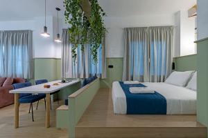 雅典Acro Urban Suites的一间卧室配有一张床和一张桌子