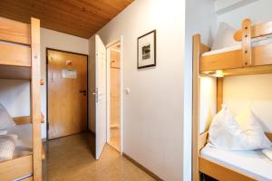 克罗伊特克罗伊特特格尔恩旅舍的一间小房间,配有双层床和走廊