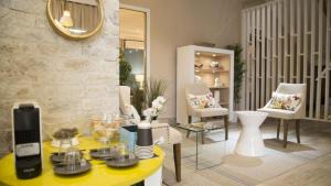 努瓦克肖特The Best Centric Hotel-Ex Best Semiramis的客厅配有黄色的桌子和椅子