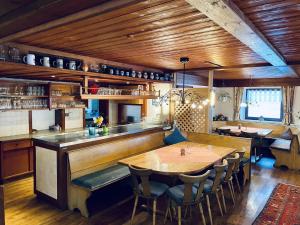 塞格Pension Hirsch的一间带桌椅和酒吧的厨房