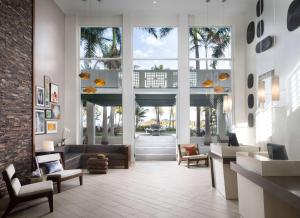 多拉多Hyatt Vacation Club at Hacienda del Mar的带沙发和椅子的客厅以及棕榈树