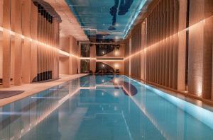 北京北京大兴国际机场木棉花酒店的蓝色建筑中的游泳池