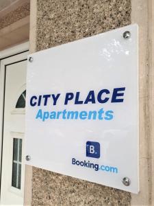 库马诺沃City Place Apartments的读城市公寓的标志
