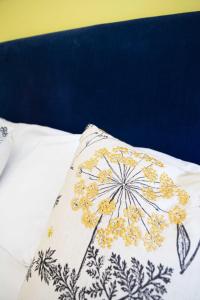 拉姆斯盖特拉姆斯盖特福斯塔夫餐厅酒店的床上的枕头上镶有花纹