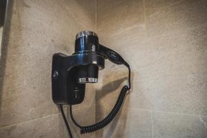 巴塞罗那Fontanella Green House的浴室墙上挂着的电话
