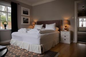 阿克雷里Akurinn Residence的卧室配有一张带白色床单和枕头的大床。