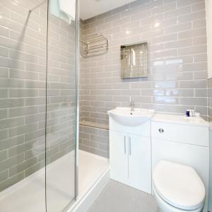 滨海韦斯顿South Sands Hotel的浴室配有卫生间、盥洗盆和淋浴。