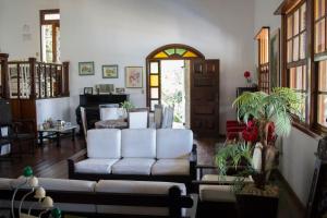 贝洛奥里藏特Pousada Lagoa的客厅配有2张白色沙发