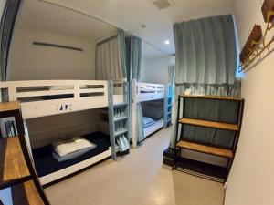 HOSTEL SunTerrace Ishigaki客房内的一张或多张床位