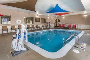莫林莫林 - 阔德城康福特茵酒店的一座配有桌椅的酒店游泳池