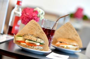 科赫姆泽赫霍夫酒店的桌上的两块三明治和一杯苏打水