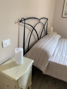 蒙蒂基亚里LA CHIUSA Bed and Breakfast的一间卧室配有一张床和一张桌子及床头柜