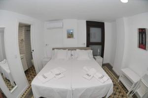 图德拉Horno de la Higuera Alojamiento的卧室配有白色的床单和枕头