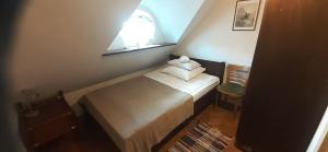 卡齐米日-多尔尼萨格多瓦奥萨达旅馆的一间小卧室,配有床和窗户